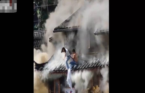 贵州千户苗寨突发大火，2名村民遇难！有人从三楼跳出