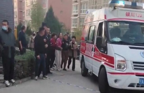 宁夏灵武一男童掉入小区化粪池，爷爷和父亲相继跳下施救